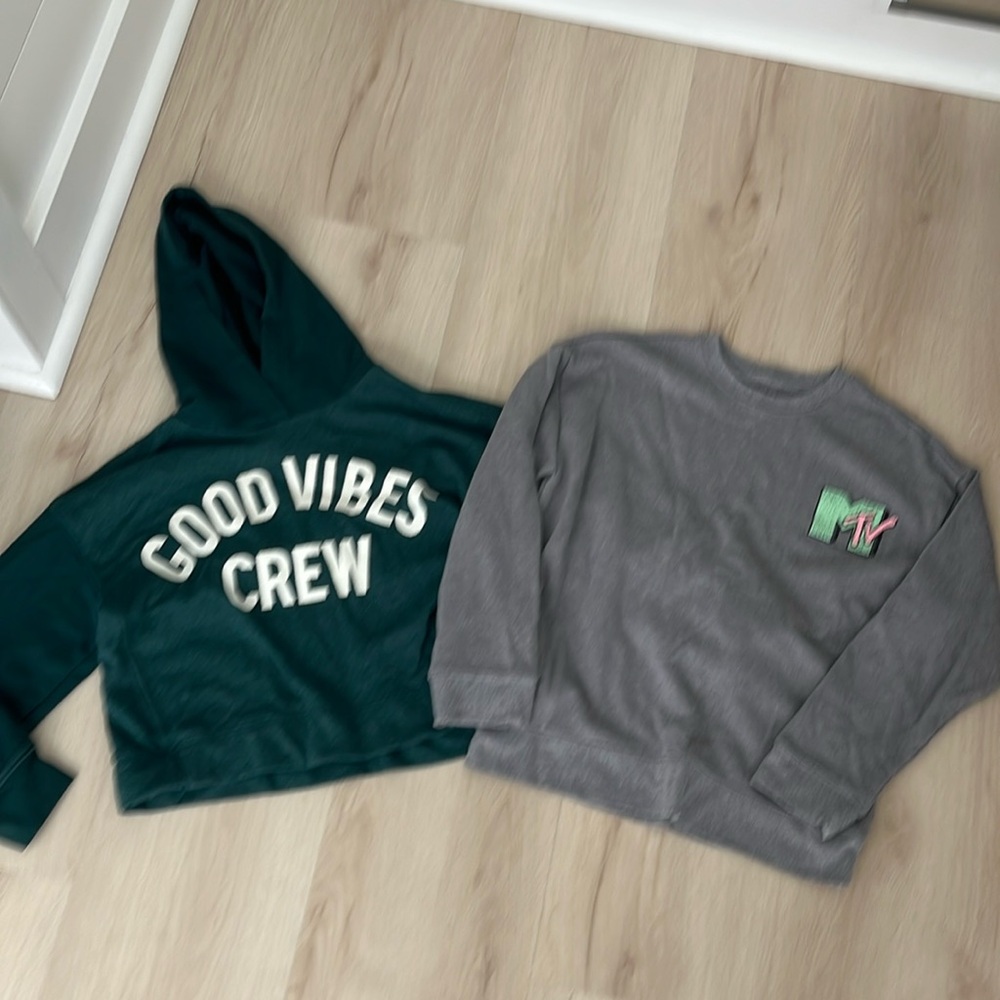 2 sweatshirts